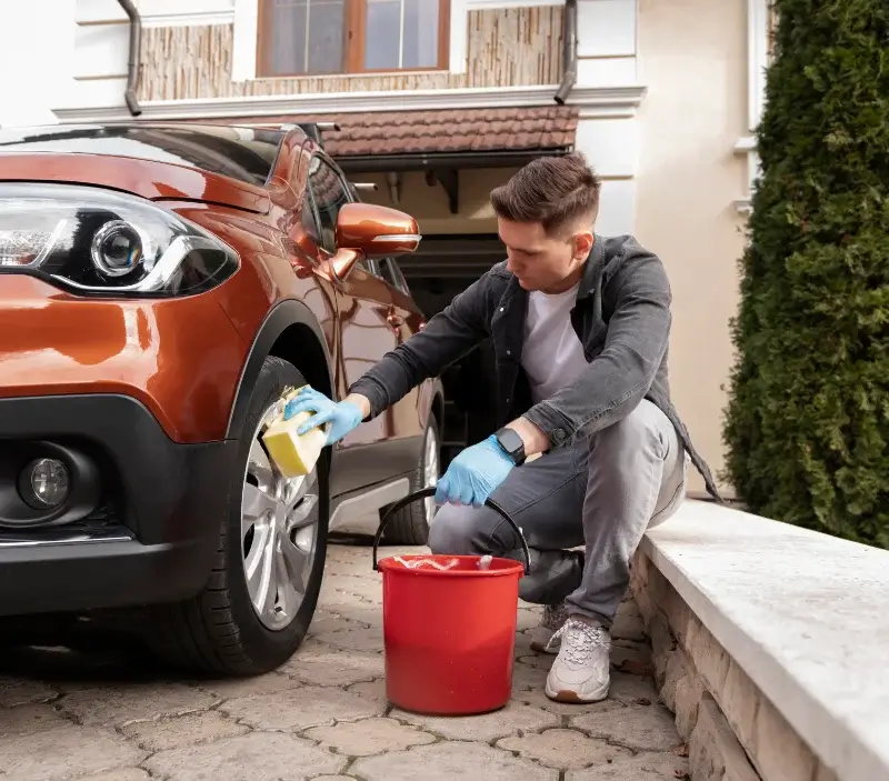 Lavage auto à domicile Villedômer : professionnel intervenant sur un véhicule